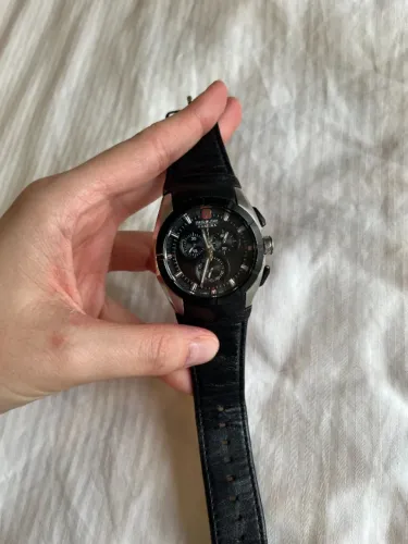 Relógio cronógrafo suíço com pulseira em couro preta 42mm