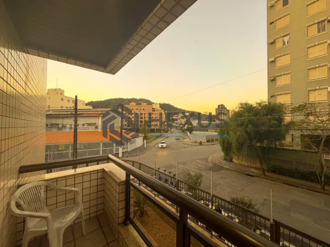 Apartamento reformado com varanda na região do Jardim Três Marias na Enseada, Guarujá
