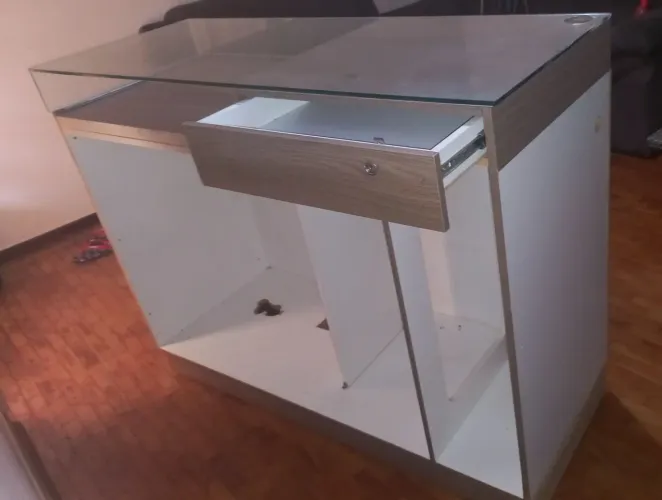 Bancada para caixa multiuso.