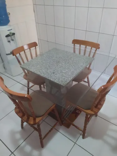 CONJUNTO MESA DE VIDRO COM BASE DE GRANITO E 4 CADEIRAS DE MADEIRA