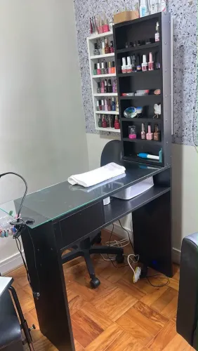 Mesa de manicure com painel
