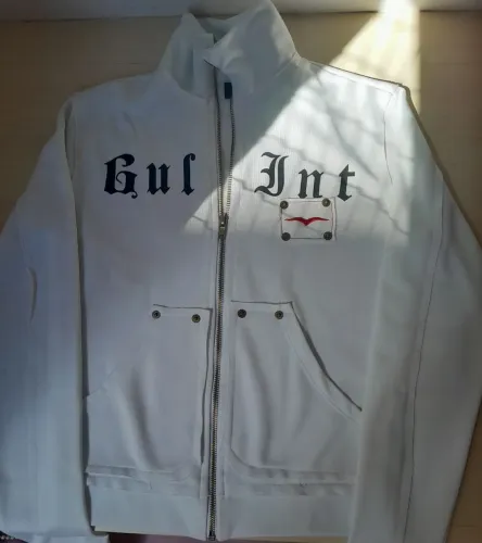 Casaco branco com estampa, flanelado, marca Gul. Tamanho P. Curto e estiloso.