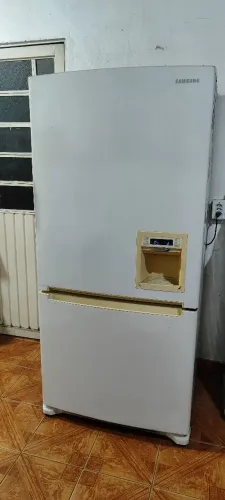 Geladeira Samsung Frost Free Duplex com freezer em baixo com Dispenser e painel digital.