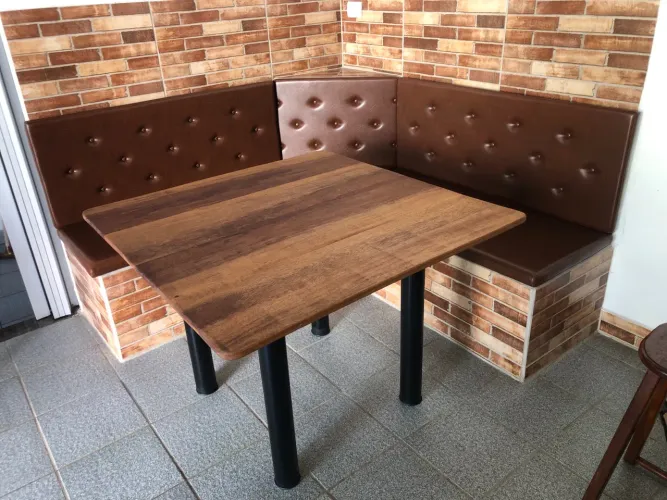 Mesa Quadrada com Tampo de Madeira Maciça em Excelente Estado.