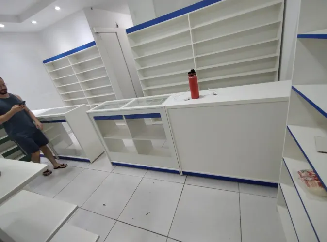 Móveis planejados para farmácia ou lojas por encomenda 