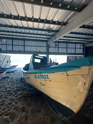 Casco de lancha baleira pra reformar e motor 13 hp