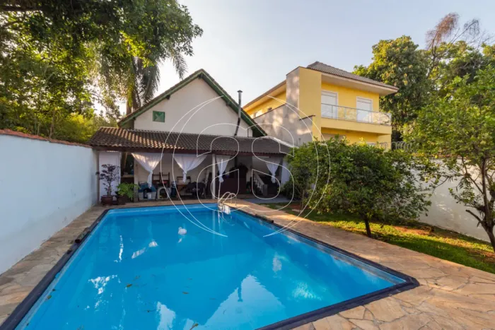 Sinta-se no interior nesta casa térrea com piscina na Chácara Monte Alegre