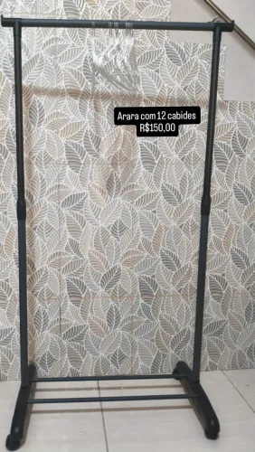 Arara acompanha 12 cabides