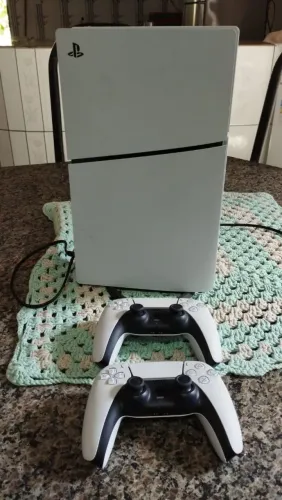 Vendo ps5 slim 825 sem marcas de uso pouco utiliza com 4 mês de uso vai coma caixa orig