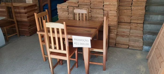 Vende-se Conjunto Mesa e Cadeiras