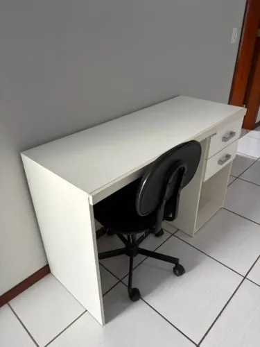 Escrivaninha e cadeira