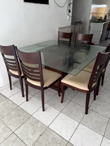 Mesa de jantar de vidro com base de madeira e 6 cadeiras, marca Herval 