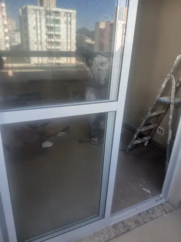 Vendo porta 2 folha na cor branca