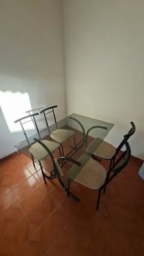 Mesa de vidro com 4 cadeiras - pouco uso