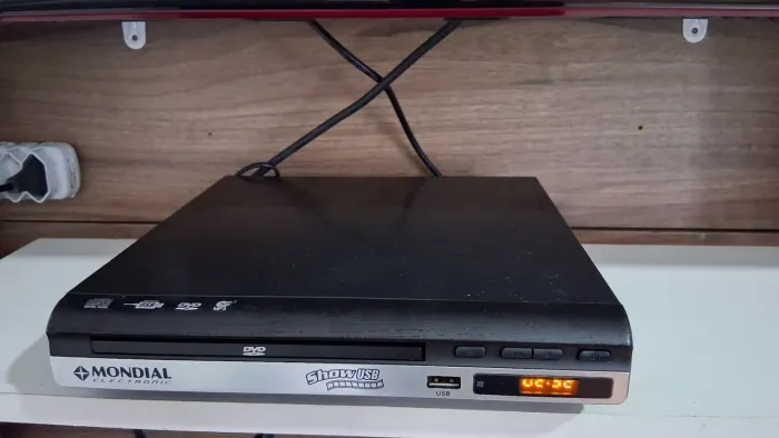 DVD Player Mondial mod.B-05.Pouco uso,s/controle remoto.Funcionando perfeitamente.Bivolt.
