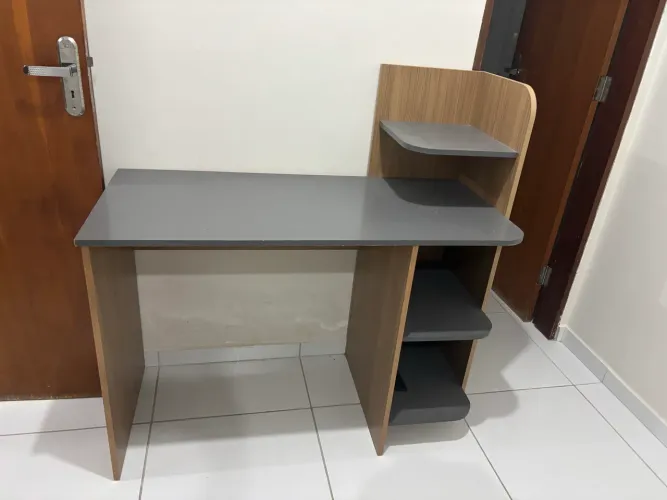 Escrivaninha Compacta com Prateleira - Ótimo Estado