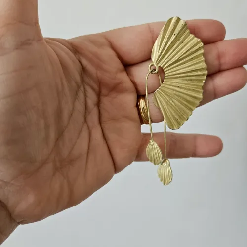 Brinco dourado moderno e atemporal