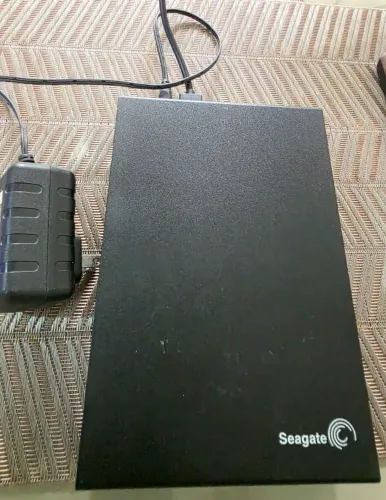 HD Externo Seagate Expansion Desktop 2TB 7200RPM (Com Fonte) - Apenas 121h de Uso!