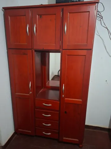 Guarda roupa modelo retro. Semi novo.