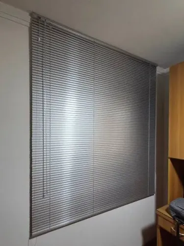 Kit Com 2 Cortinas Persianas Novas Modernas 1,30x1,40 Já Desmontadas Branca e Preta