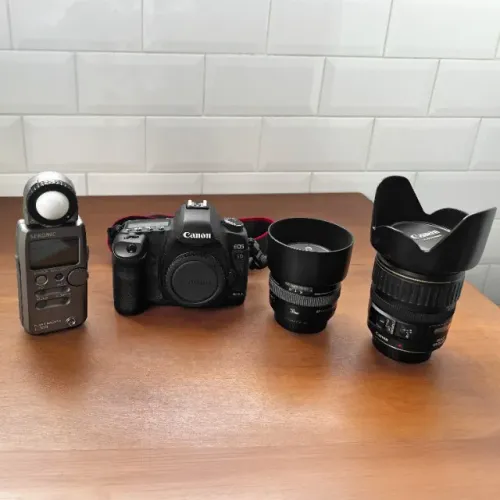 Kit Canon Full Frame 5D Mark II + 50 mm f/1.4 + 28-135 mm + Tripé Manfrotto + Fotômetro...