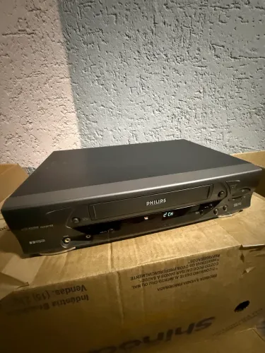 videocassete VHS da marca Philips (gravador e reprodutor)