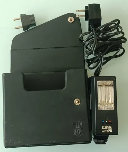 Unidade de flash compacta Sunpak Auto 28 AC/DC vintage com inclinação, plugue