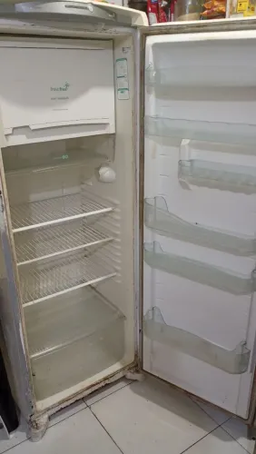 Vendo uma geladeira usada funcionando