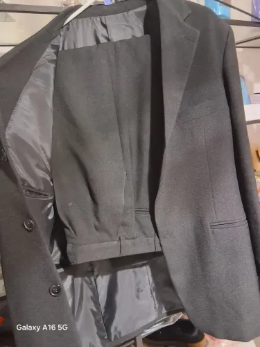 VENDO UM TERNO PRETO PRATICAMENTE NOVO NUMERO 48
