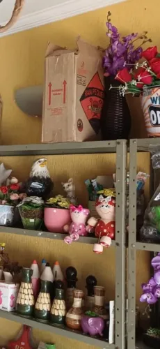 Lote de mercadorias, brinquedos, prateleiras