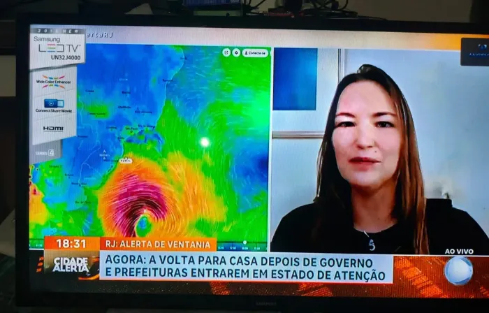 Smart TV de 32" Samsung Series 4 UN32J4000 com tela LED HD