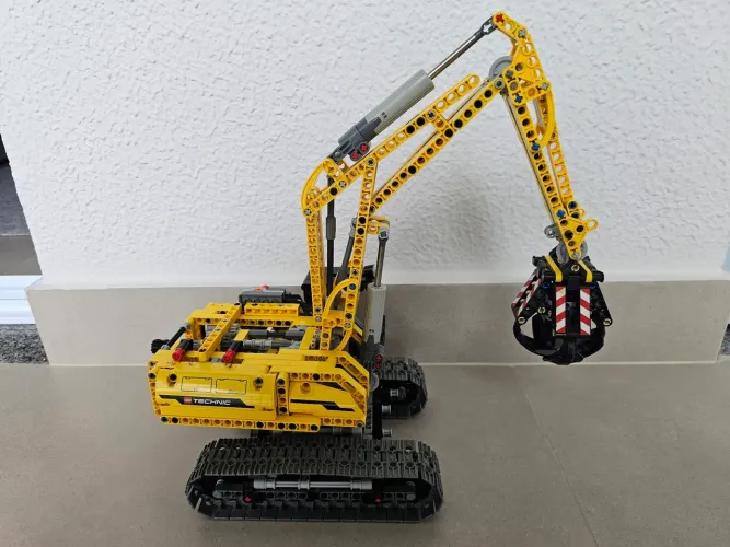 Lego Technic 42006 - Escavadeira Motorizada com Power Functions
