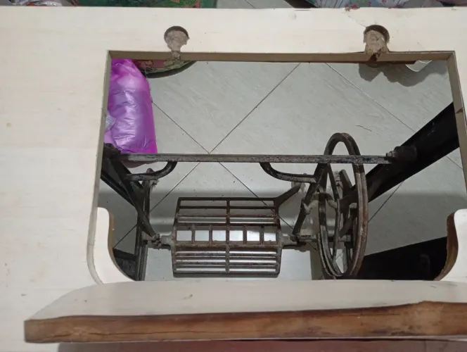 Gabinete com pé de ferro