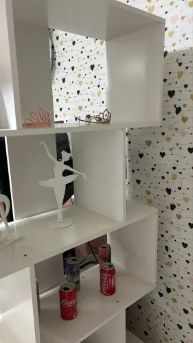 Estante Caracol / Livreiro Assimétrico em MDF Branco com Nichos