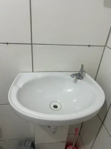 Pia e torneira par banheiro