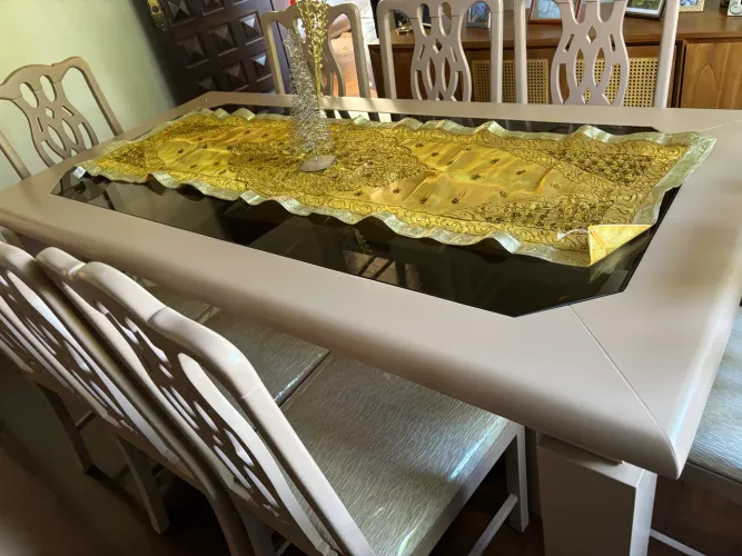 Conjunto Sala de Jantar: Mesa e 8 cadeiras