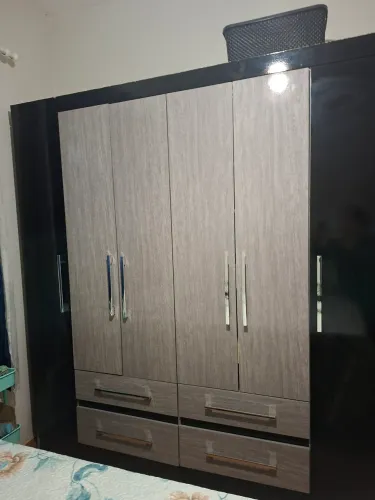 Guarda roupa de casal 6 portas e 4 gavetas.em otimo estado.