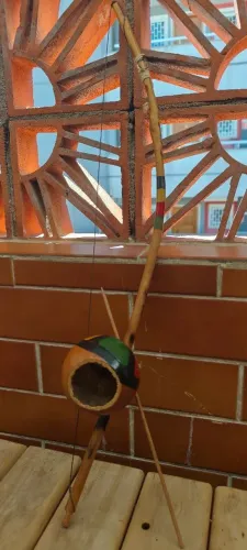 MINI BERIMBAU ARTESANAL - CABAÇA NATURAL E CORDÃO DE FERRO