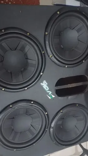 Caixa de grave com 4 graves Pioneer  e uma Roadstar 1.200