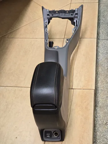 Apoio de braço e porta objetos- Fiat Toro