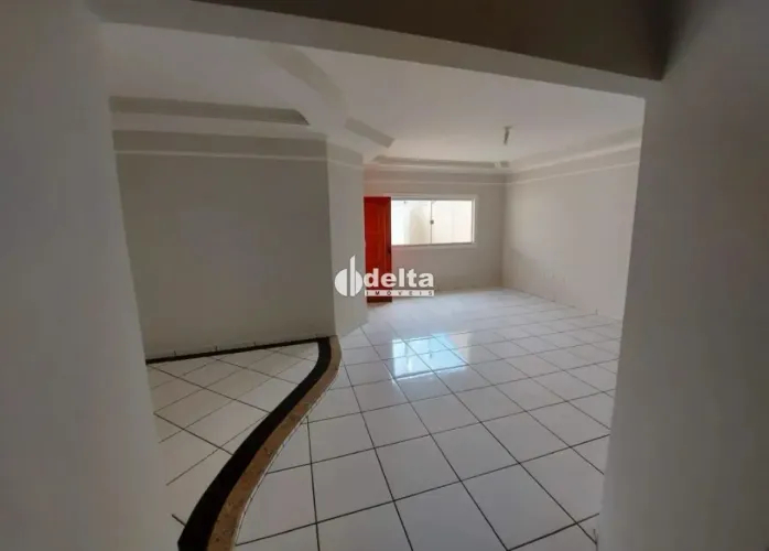 Casa com 3 quartos sendo 1 suíte disponível para venda no bairro Cidade Jardim em Uberlând