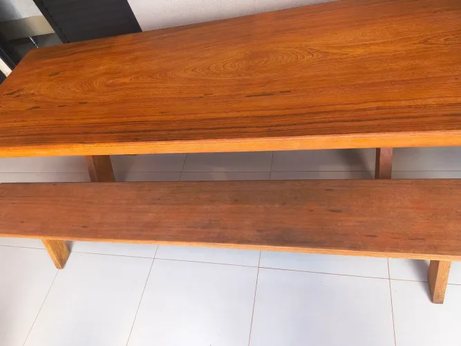 Conjunto mesa com bancos mais banquetas