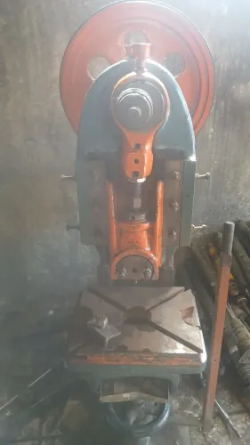 Vende-se prensa excêntrica