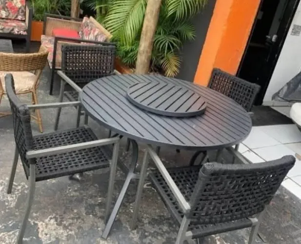 Mesa redonda ripada com giratório