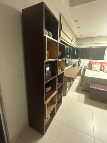 Estante de decoração bordô e dourado Florense 2,05x 1m