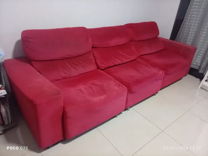 Sofá grande conforável