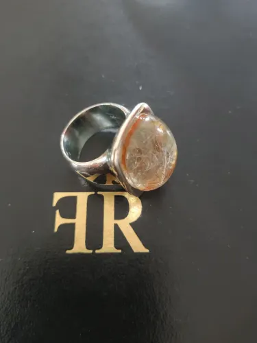 anel de prata com uma pedra de quartzo rutilado dourado em lapidação estilo antique