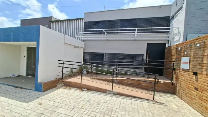 Centro comercial para aluguel possui 14 metros quadrados em Candelária - Natal - RN