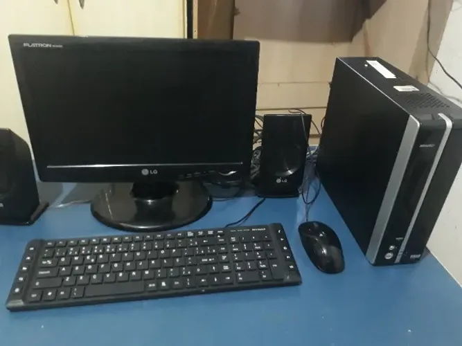 Vendo computador  windos 8, 120gb  com 2 caixas pretas de som , tela teclado mouse  r$ 450