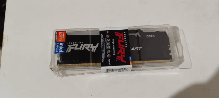 Tenho Memória RAM Kingston Fury Beast RGB, 16GB, 6000MHz, DDR5, CL30 pra troca